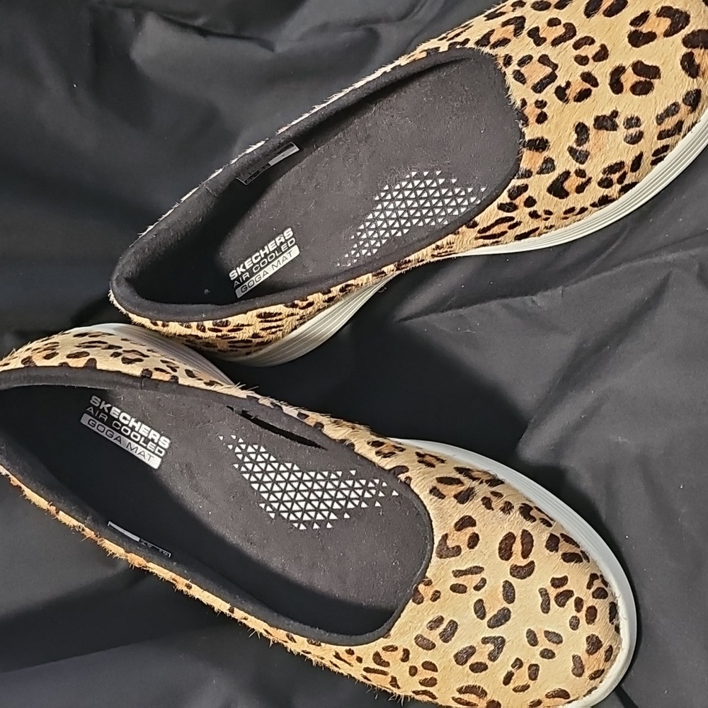 Skechers On The Go Dreamy Yellow Leopard Print Slip On Flats Womans Size 7